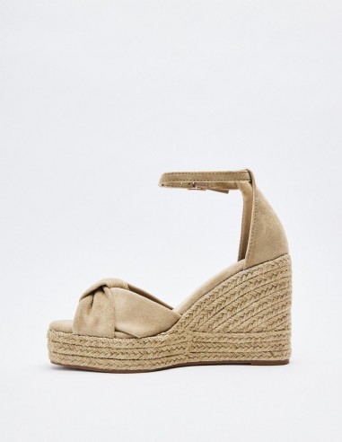 SANDALIA CUÑA EFECTO SERRAJE