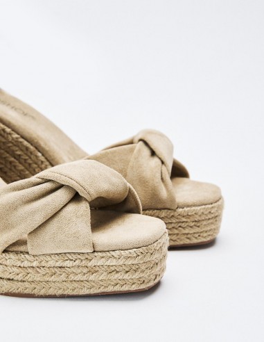 SANDALIA CUÑA EFECTO SERRAJE