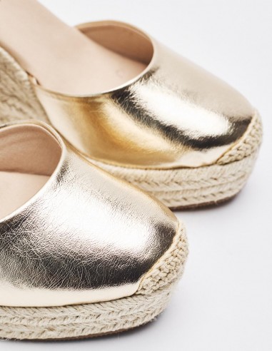 SANDALIA CUÑA METALIZADO