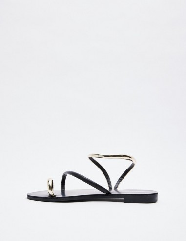 SANDALIA DETALLE METÁLICO