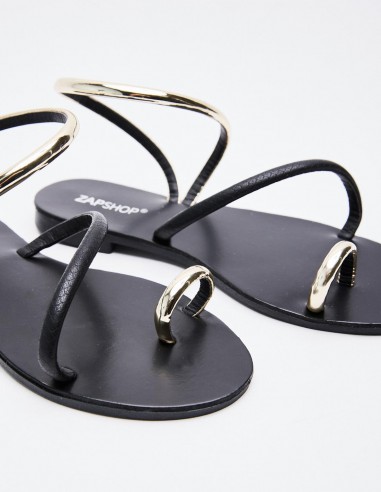 SANDALIA DETALLE METÁLICO