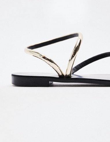 SANDALIA DETALLE METÁLICO