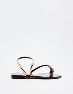 SANDALIA DETALLE METÁLICO