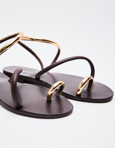 SANDALIA DETALLE METÁLICO