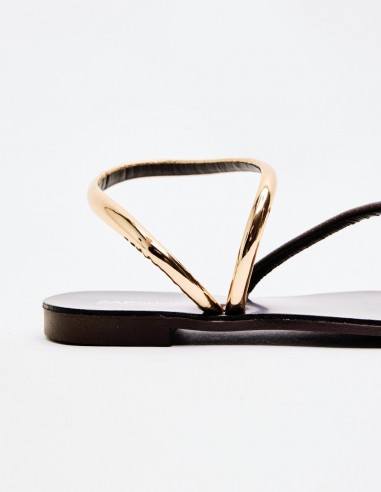 SANDALIA DETALLE METÁLICO