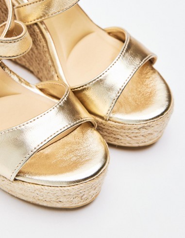 SANDALIA CUÑA METALIZADO