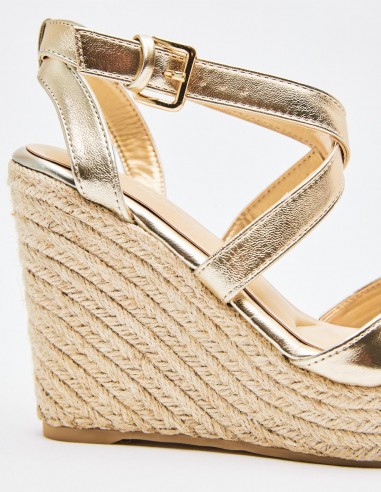 SANDALIA CUÑA METALIZADO